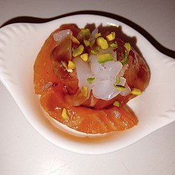 Carpaccio di salmone al lapsang, di gambero, miso e pistacchi